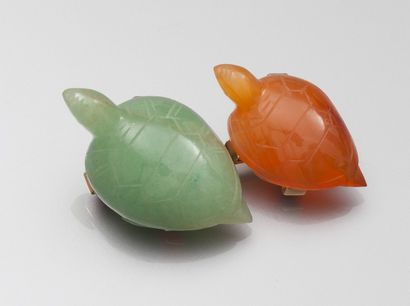 null Broche ornée de deux tortues en quartz vert et cornaline gravée, monture en...