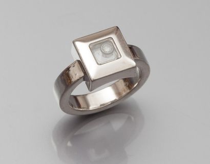 CHOPARD Bague carrée en or gris 750°/00 (St Bernard), sertie d 'un diamant mobile....