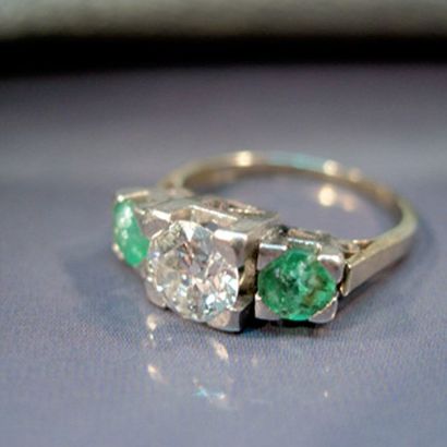 null BAGUE EN OR ET PLATINE sertie d'un diamant taille brillant de 0.90 carat environ...