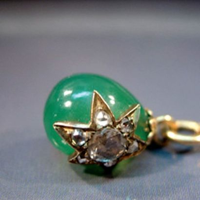 null PENDENTIF STYLISANT UN OEUF EN PIERRE DURE VERTE CENTRÉ D'UNE ÉTOILE sertie...