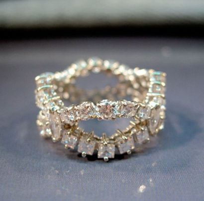 null ALLIANCE TRESSE EN OR GRIS sertie de diamants taille brillant, carrés et navette...