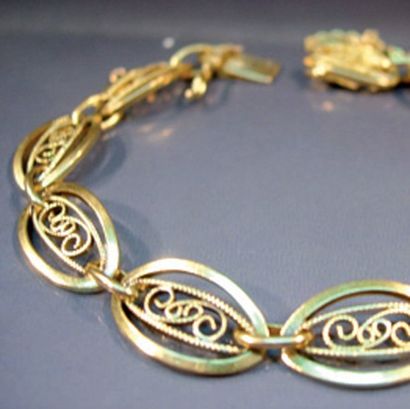 null BRACELET EN OR JAUNE À MAILLONS FILIGRANÉS. Vers 1900. Poids: 15.30g. Longueur:...