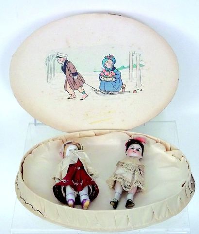 null Paire de mignonnettes allemandes tout en biscuit, habillées. H 12 et 10 cm (circa...