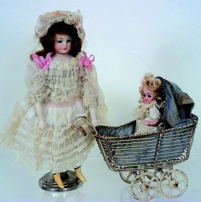null «Mère et enfant dans un landau», scène avec poupée de maison de poupée de fabrication...