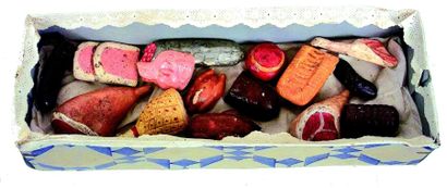 null Boîte avec 15 Festins de poupées en plâtre. (circa 1880)
Cardboard box with...