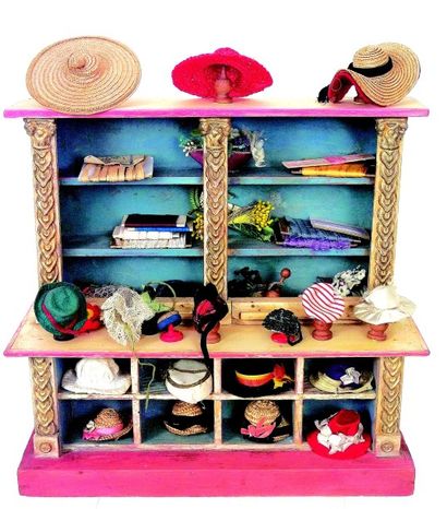 null «MODELISTE» boutique de chapeaux miniatures anciennes en bois avec décor au...