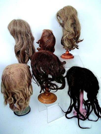 null Ensemble de 6 perruques anciennes en cheveux naturels.
Group of 6 antique human...