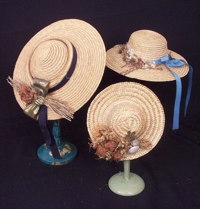null Ensemble de trois chapeaux de paille pour bébés taille 4 à 9.

Group of three...