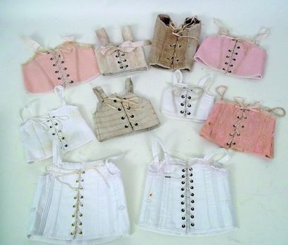 null Ensemble de 10 corsets anciens (circa 1880) + 12 bavoirs de bébés anciens.
Group...