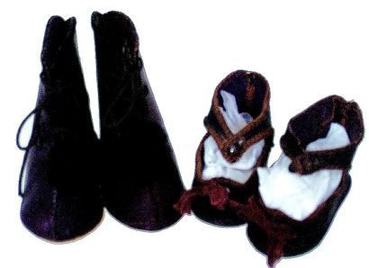 null Paire de bottines brunes en cuir signés JC., taille 8 + paire de souliers en...