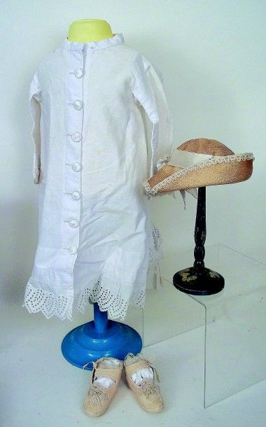 null Robe blanche ancienne en coton avec dentelle anglaise H 40 cm+ mules en tissu...