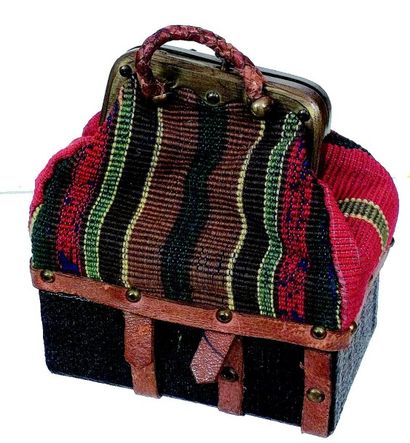 null Beau et rare petit sac de voyage en tapisserie avec coffret bois, une anse et...