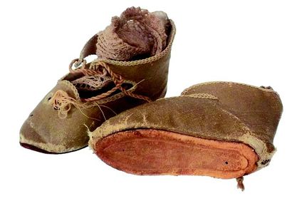 null Paire de souliers de Bébé JUMEAU en cuir anciens bruns signés avec l'abeille....