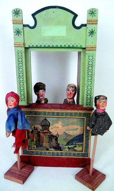 null Castelet de théâtre de marionnette en bois avec quatre marionnettes anciennes...