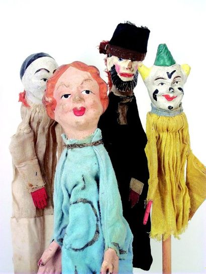 null Ensemble de quatre marionnettes de théâtre de table anciennes à gaine avec têtes...