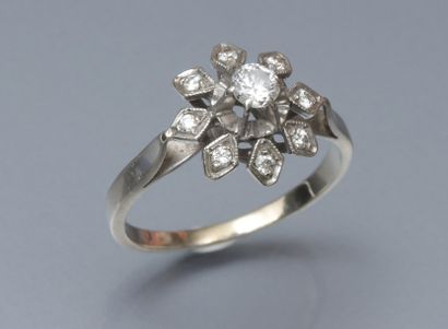 null Bague fleur en or gris 750°/00 (hibou) sertie d'un diamant taille brillant entouré...
