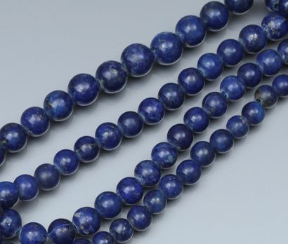 null Long collier de boules de lapis lazuli. L : 80 cm