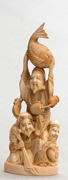 null OKIMONO en ivoire représentant trois Dieux du Bonheur avec leurs attributs :...