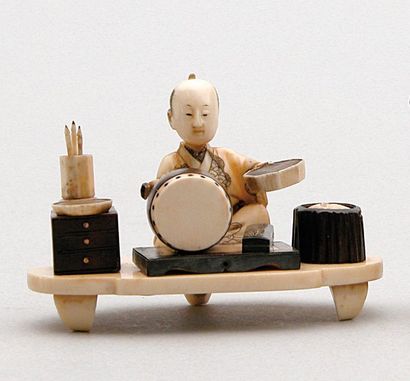 null OKIMONO en bois, ivoire et corne brune représentant un artisan peignant un tambour....