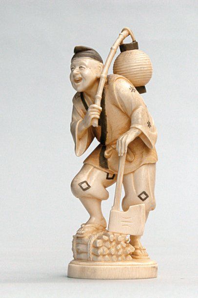 null OKIMONO en ivoire représentant un paysan debout, le pied posé sur un fagot de...