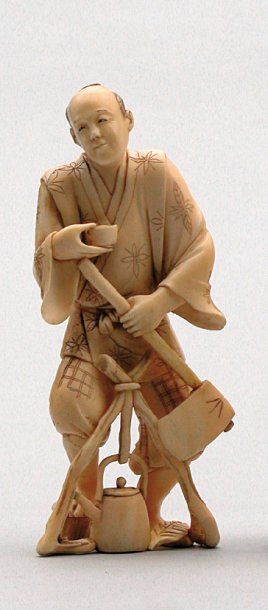 null OKIMONO en ivoire représentant un paysan buvant du thé, et portant une hache...