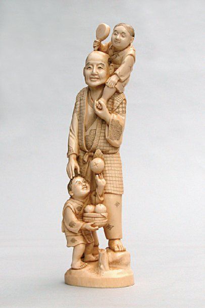 null OKIMONO en ivoire représentant un homme debout, un enfant jouant sur son épaule,...
