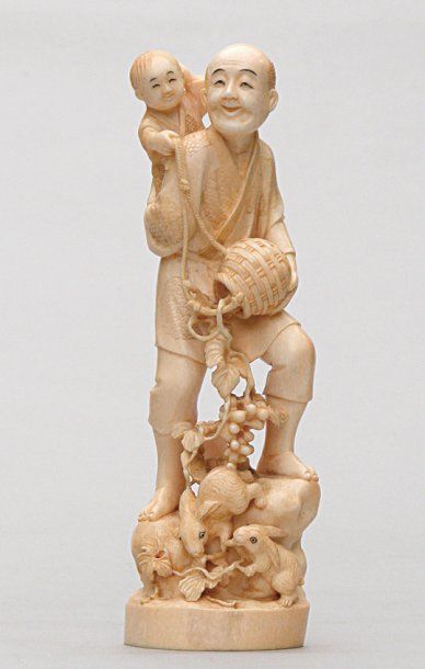 null OKIMONO en ivoire représentant un paysan, un enfant sur le dos, ayant renversé...