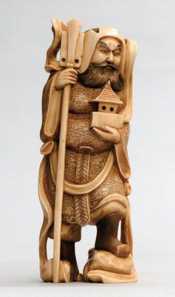 null OKIMONO en ivoire représentant le dieu de la guerre Bishamon. Signé Kyusaï....