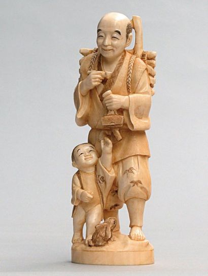 null OKIMONO en ivoire représentant un paysan portant un fagot de bois dans une hotte...