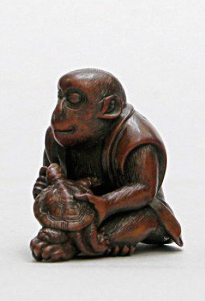 null NETSUKE en bois à patine brun rouge représentant un singe assis portant une...
