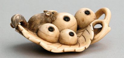 null NETSUKE en ivoire représentant un écureuil sur une feuille et des fruits de...