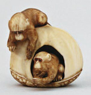 null NETSUKE en ivoire représentant deux singes, l'un d'eux se tenant à l'intérieur...