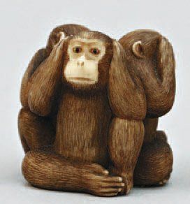 null NETSUKE en ivoire représentant trois singes illustrant le Sambikisaru. Signé...
