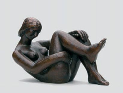 ÉCOLE FRANÇAISE, XXe siècle Femme assise, la jambe repliée. Épreuve en bronze, fonte...