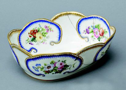 null Saladier. 1861-1917 Fabrication: frères Kornilov. SPB. Belle porcelaine à motifs...