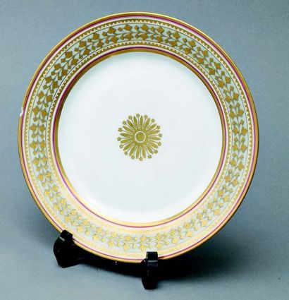 null Lot. - 1 Assiette et 2 raviers. 1902 Porcelaine avec bordure à motifs floraux...