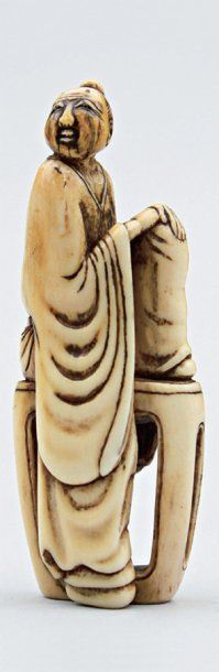 null NETSUKE en ivoire représentant un Sennin assis sur une sellette. Japon, XVIIIe...