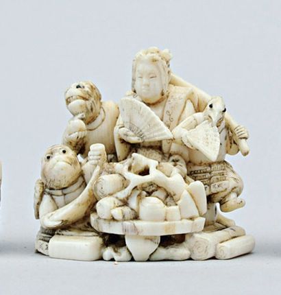 null NETSUKE OKIMONO en ivoire représentant Kintoki accompagné de ses animaux : aigle,...