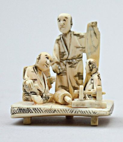 null OKIMONO en ivoire représentant des hommes lavant du linge. Japon, Meïji, fin...