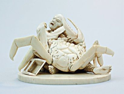 null OKIMONO en ivoire représentant un homme aux prises avec un crabe géant. Signé...