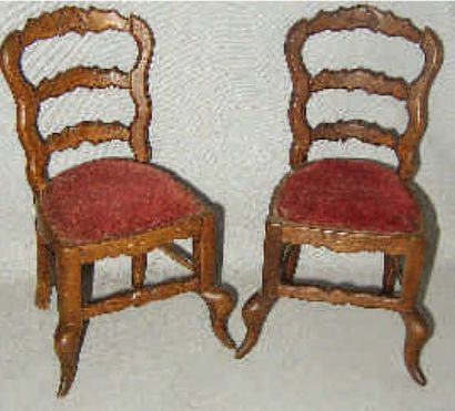 null Paire de diminutifs de chaises de style régional en bois avec assise en velours....