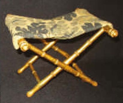 null Charmant pliant en bois doré avec assise en tapisserie. H 20 cm. (circa 1870)...