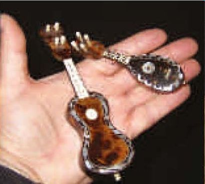 null Deux instruments de musique miniature en corne, os et nacre, comprenant une...