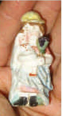 null Biscuit miniature polychrome représentant une petite fille et sa poupée avec...