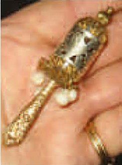 null Hochet miniature en métal doré avec perles blanches. H 7,5 cm. (circa 1875)...