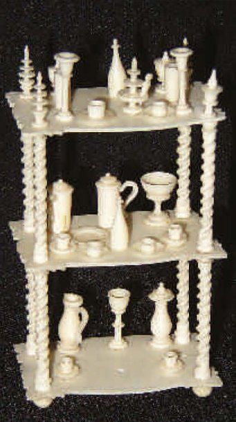 null Etagère à miniatures en os avec trois plateaux, colonnes torsadées. H 9,5 cm....
