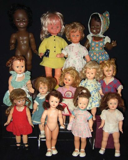 null A à M- Ensemble de 13 poupées GEGE (de la maison Germain GIROUD) Huit en quatre...