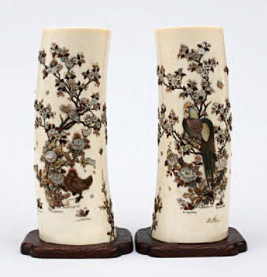 null PAIRE DE DÉFENSES en ivoire décoré en Shibayama, incrustations de nacre, écaille,...