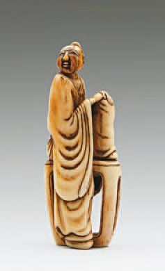 null NESTUKE en ivoire représentant un Sennin assis sur une sellette. Japon, XVIIIe...