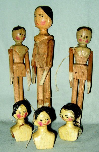null Ensemble de trois poupées en bois articulées de Nüremberg et trois bustes (17...